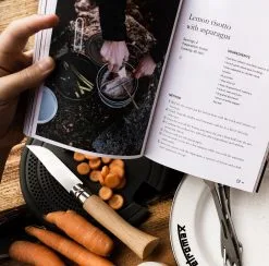 Trangia Moment - The Outdoor Cookbook, English -rejseudstyr Butik 92900021 7